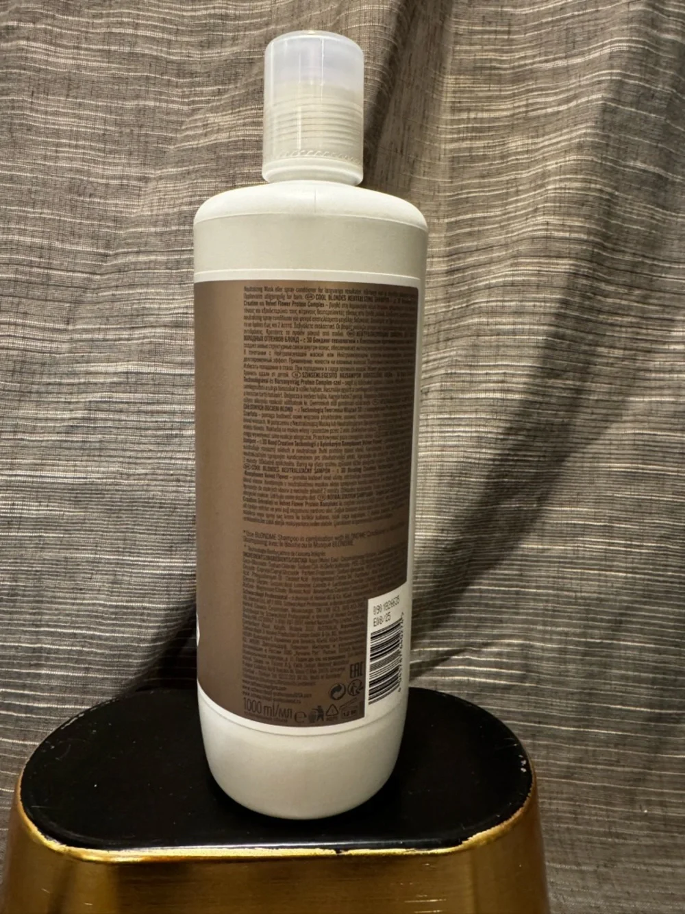 Schwarzkopf BlondMe Cool Blondes Neutralizing Shampoo — White and Bronze - Picture 3 of 3